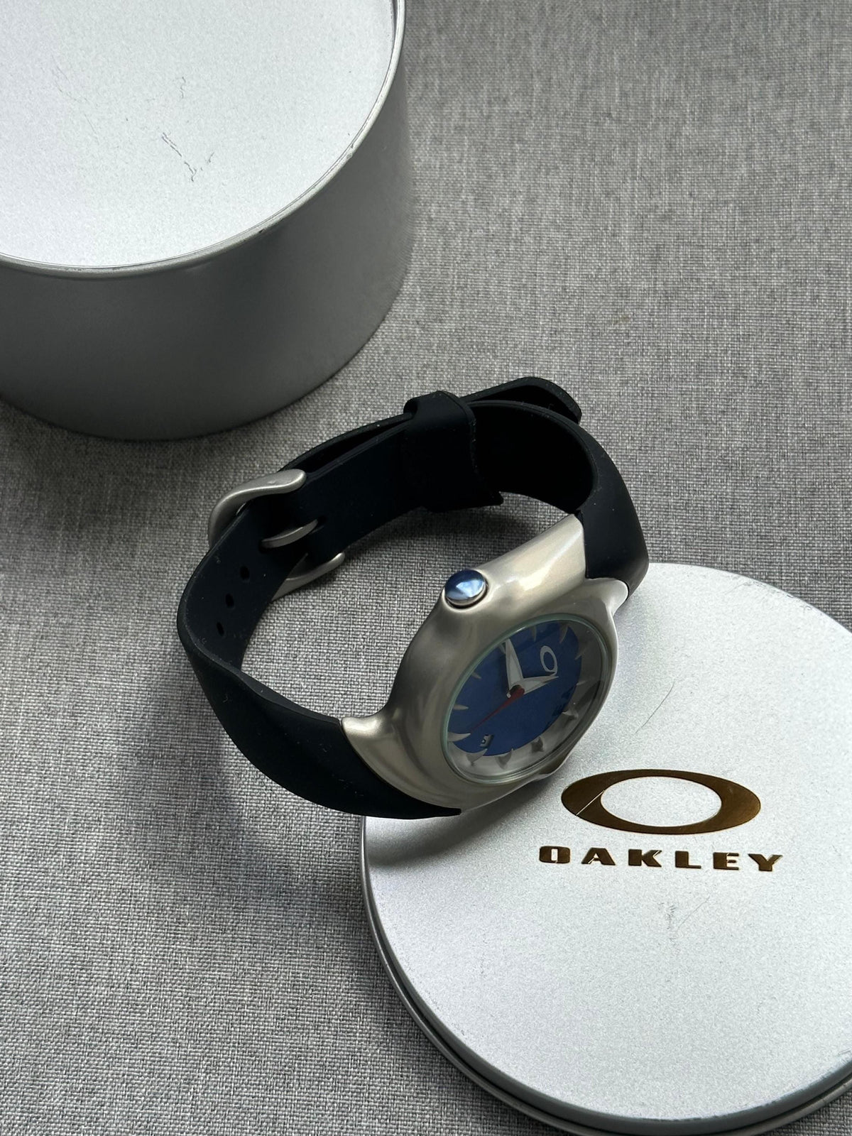 Oakley D1 Icon Watch: Black/White/Blue Dial, Rare Collectible Men's Sports Watch with Case