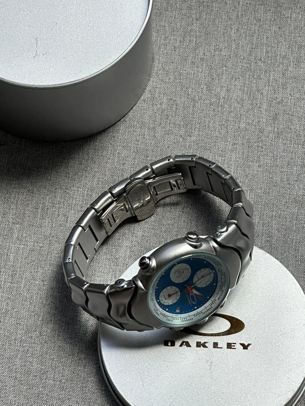 Oakley Judge Chronograph Watch – Black/Blue/White Dial, Matte Brushed Stainless Steel Bracelet, Swiss Movement